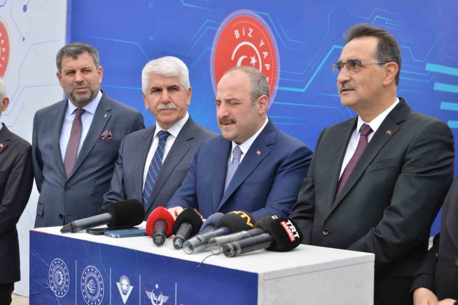 Yerli Ve Milli ‘elektrikli Ana Hat Lokomotifi E5000’ Törenle Raya İndirildi