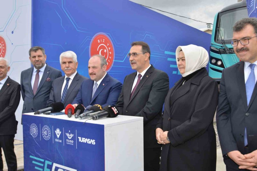 Yerli Ve Milli ‘elektrikli Ana Hat Lokomotifi E5000’ Törenle Raya İndirildi