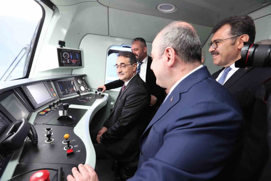 Yerli Ve Milli ‘elektrikli Ana Hat Lokomotifi E5000’ Törenle Raya İndirildi