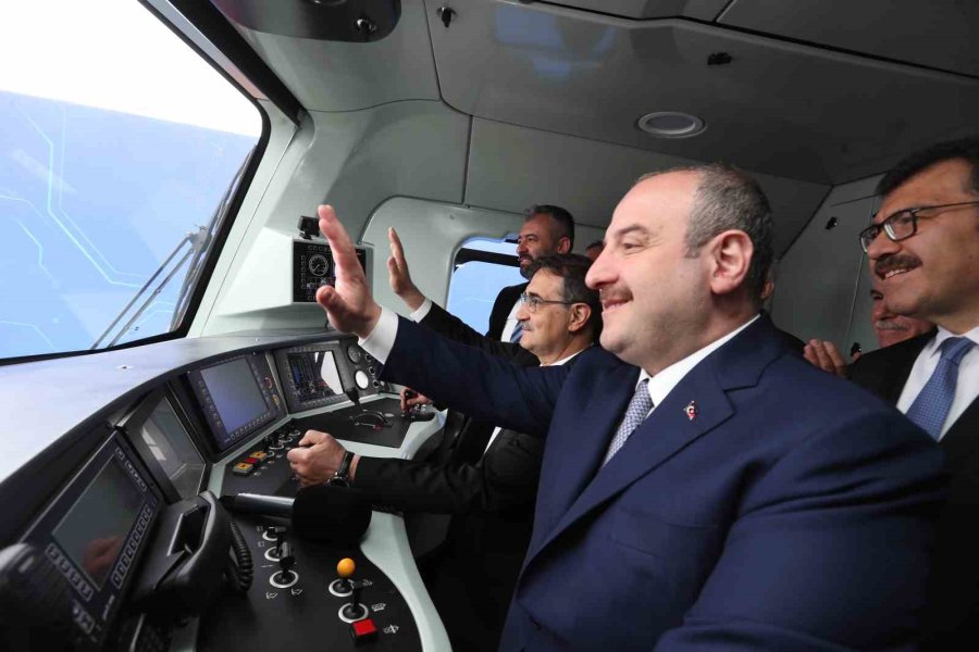 Yerli Ve Milli ‘elektrikli Ana Hat Lokomotifi E5000’ Törenle Raya İndirildi