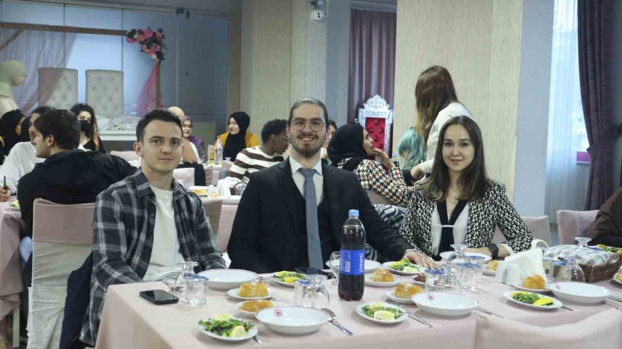 Eskişehir’de 200 Yabancı Öğrenci İftar Yemeğinde Bir Araya Geldi