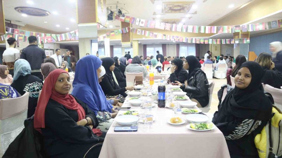 Eskişehir’de 200 Yabancı Öğrenci İftar Yemeğinde Bir Araya Geldi