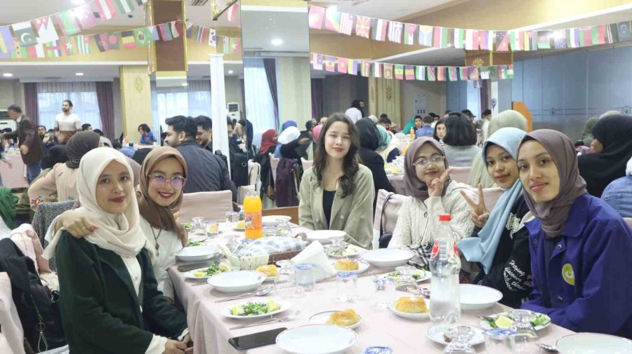 Eskişehir’de 200 Yabancı Öğrenci İftar Yemeğinde Bir Araya Geldi