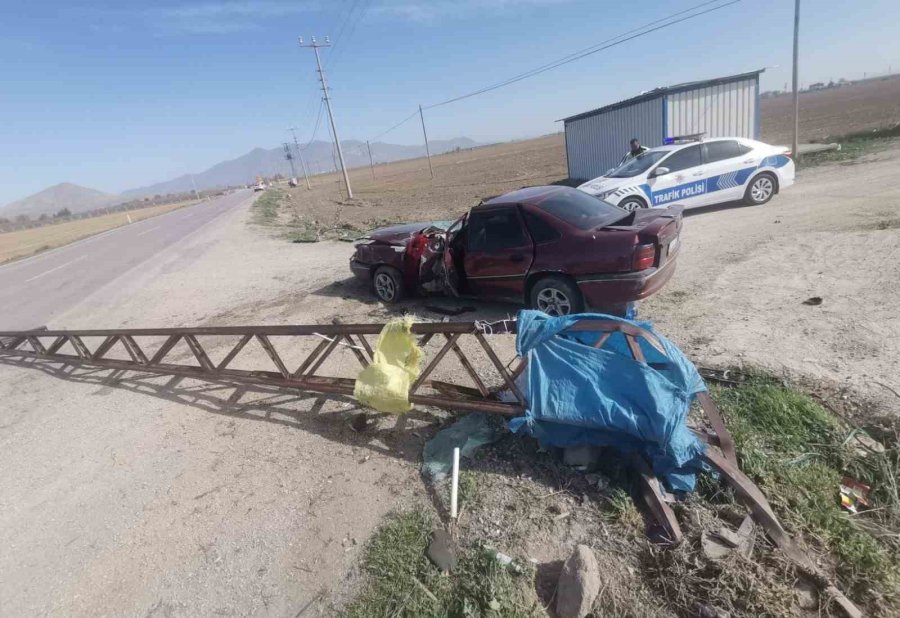 Karaman’da Kontrolden Çıkan Otomobil Elektrik Direğine Çarptı: 1 Yaralı