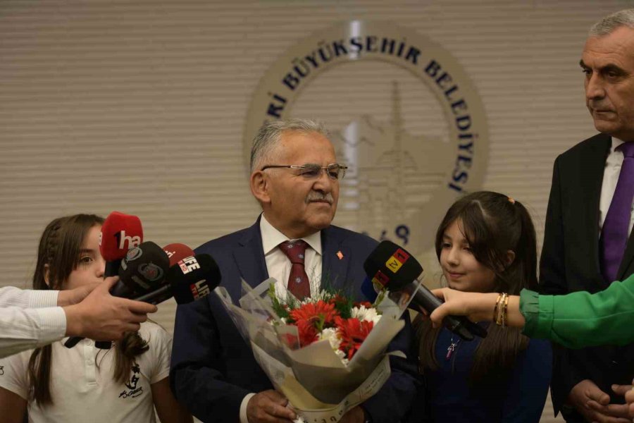 Başkan Büyükkılıç, Koltuğunu Çocuklara Devretti