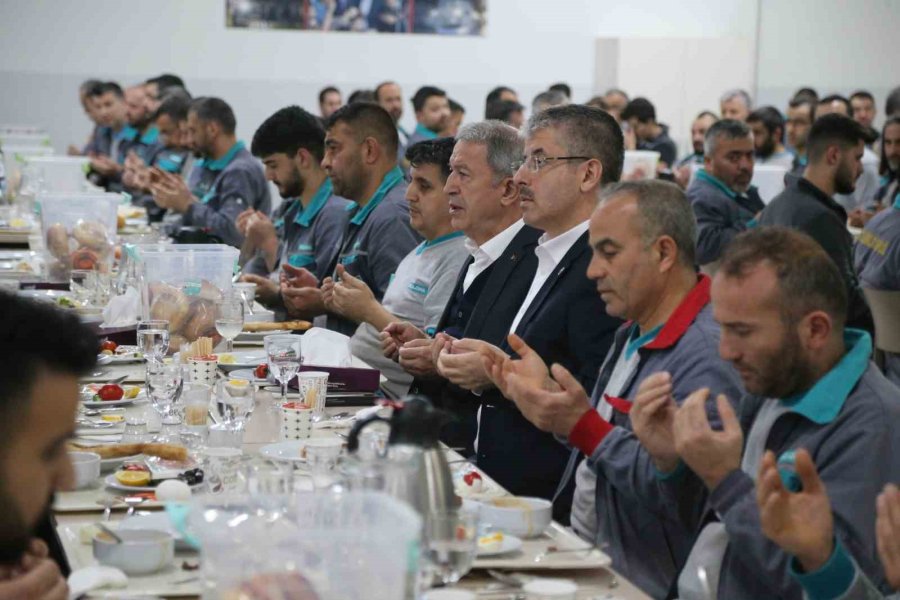 Bakan Akar Ve Başkan Büyükkılıç, Sahuru Mobilya İşçileriyle Yaptı