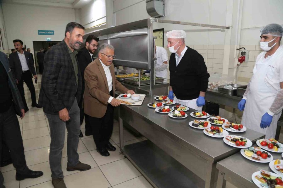 Bakan Akar Ve Başkan Büyükkılıç, Sahuru Mobilya İşçileriyle Yaptı