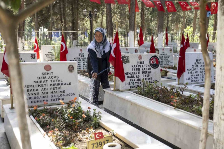 Mersin’de Bayram Öncesi Mezarlık Ve İbadethaneler Temizlendi