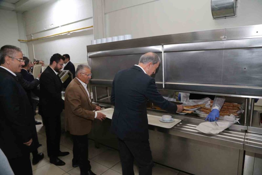 Bakan Akar: "bazıları ’biz Terörist Elebaşını Tahliye Edeceğiz’, ’teröristlere Hak, İmkan Vereceğiz, Bunları Affedeceğiz’ Diyorlar; Teröristleri Cesaretlendiriyorlar"