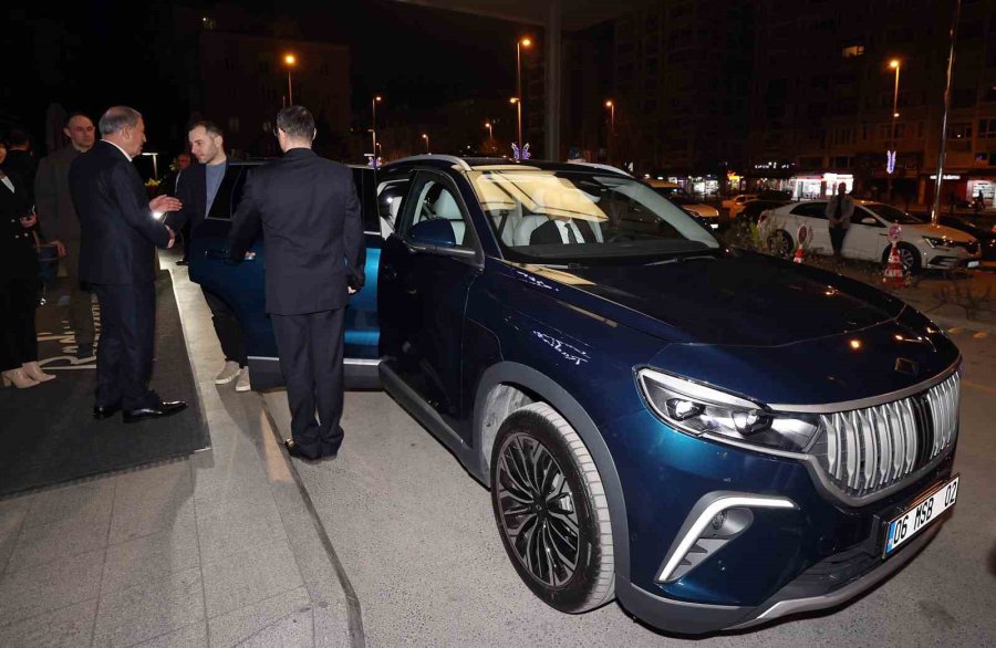 Bakan Akar’dan Ukrayna Altyapı Bakanı Kubrakov’a Togg Jesti