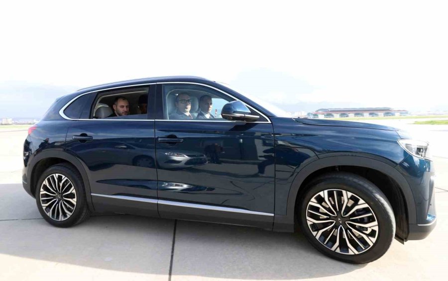 Bakan Akar’dan Ukrayna Altyapı Bakanı Kubrakov’a Togg Jesti