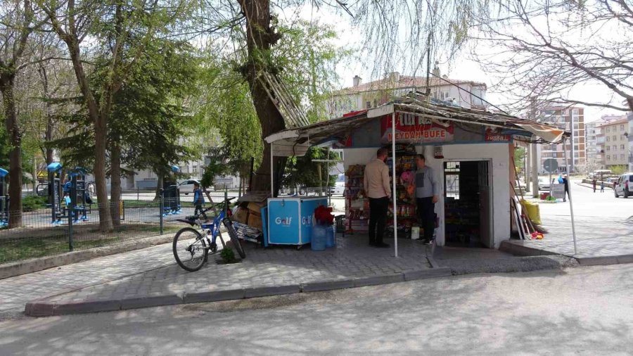 Hayırseverler Bakkalın Veresiye Defterini Sildi