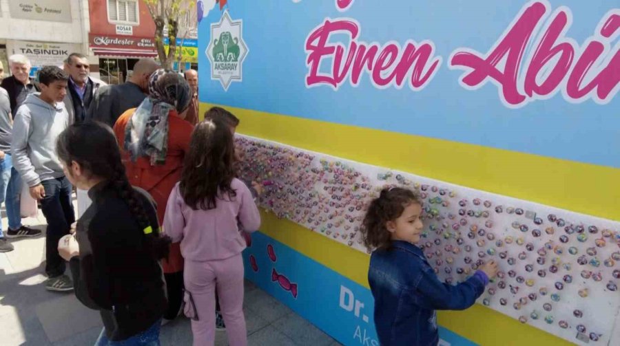 Aksaray Belediyesi’nden Çocuklara Bayrak Şekeri Standı