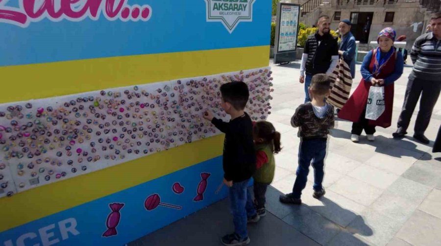 Aksaray Belediyesi’nden Çocuklara Bayrak Şekeri Standı