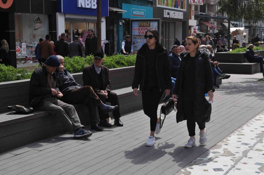 Çarşı Sokakları Doldu Taştı