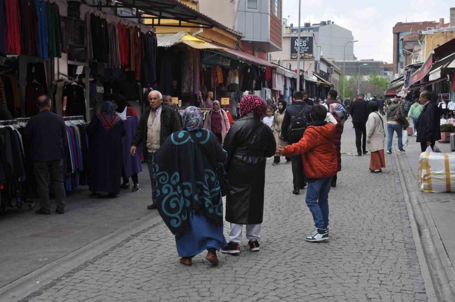 Çarşı Sokakları Doldu Taştı