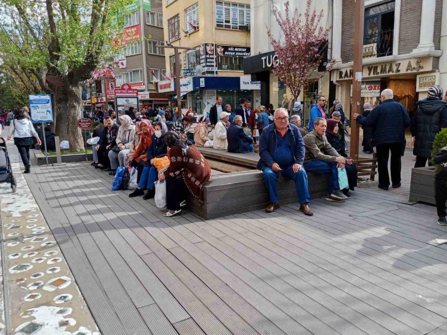 Çarşı Sokakları Doldu Taştı