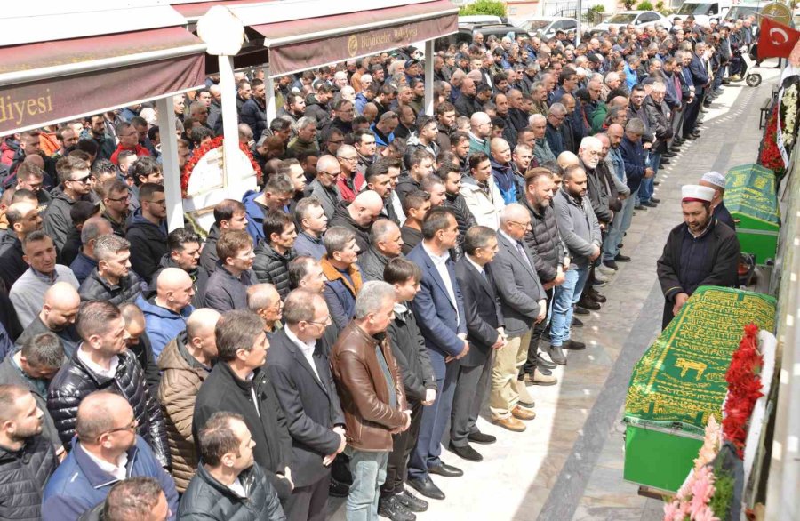 Şarampole Uçan İşçi Servisinde Hayatını Kaybeden 2 Kişi Son Yolculuğuna Uğurlandı