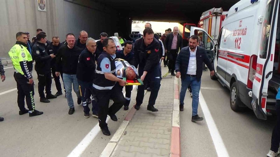 Karaman’da Hafif Ticari Araç Alt Geçide Düştü: 2 Ölü, 1 Yaralı