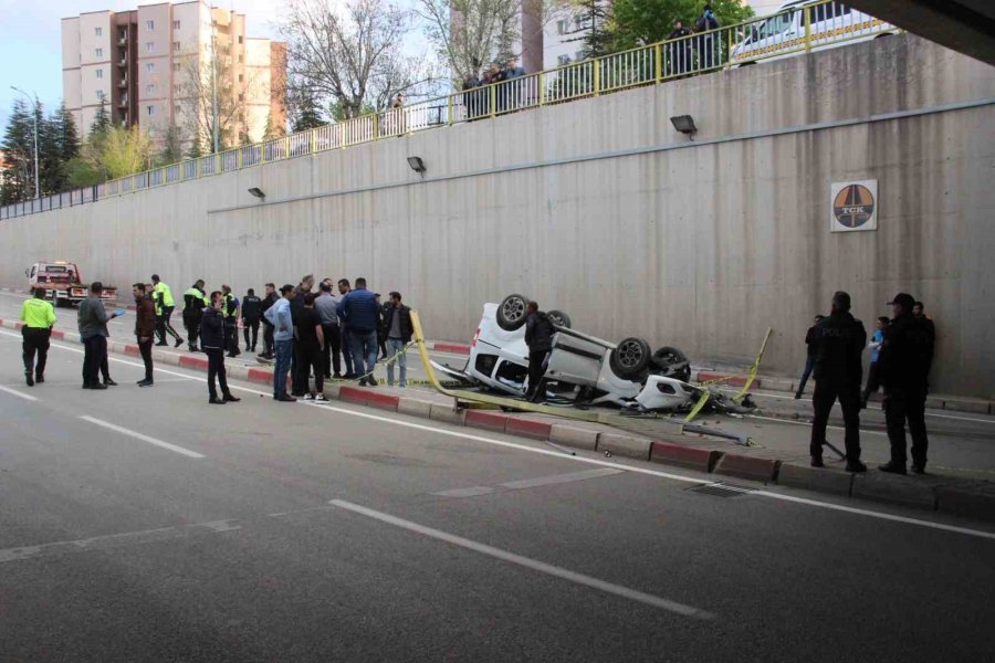Karaman’da Hafif Ticari Araç Alt Geçide Düştü: 2 Ölü, 1 Yaralı