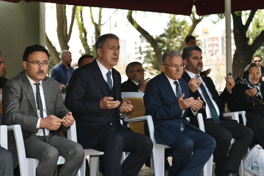 Bakan Akar, Vali Çiçek Ve Başkan Büyükkılıç’tan Şehitlik Ziyareti