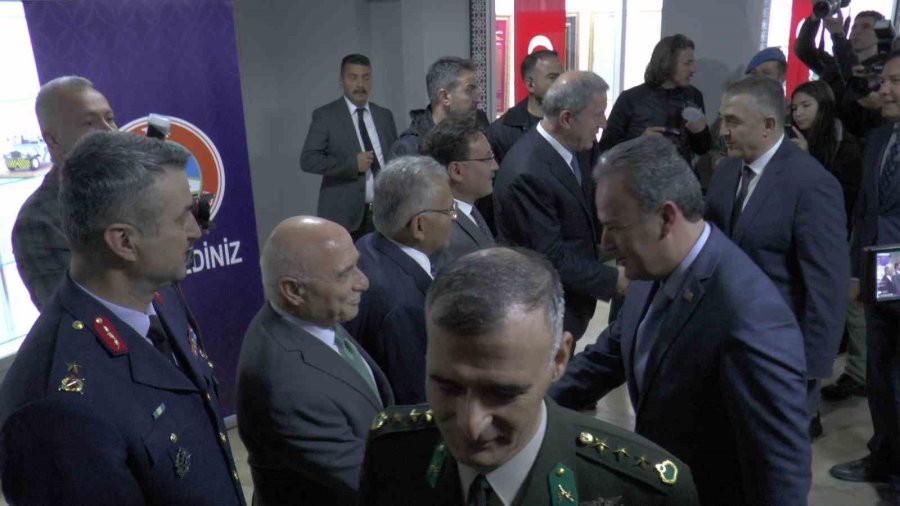 Bakan Akar’dan Togg’lu Bayramlaşma