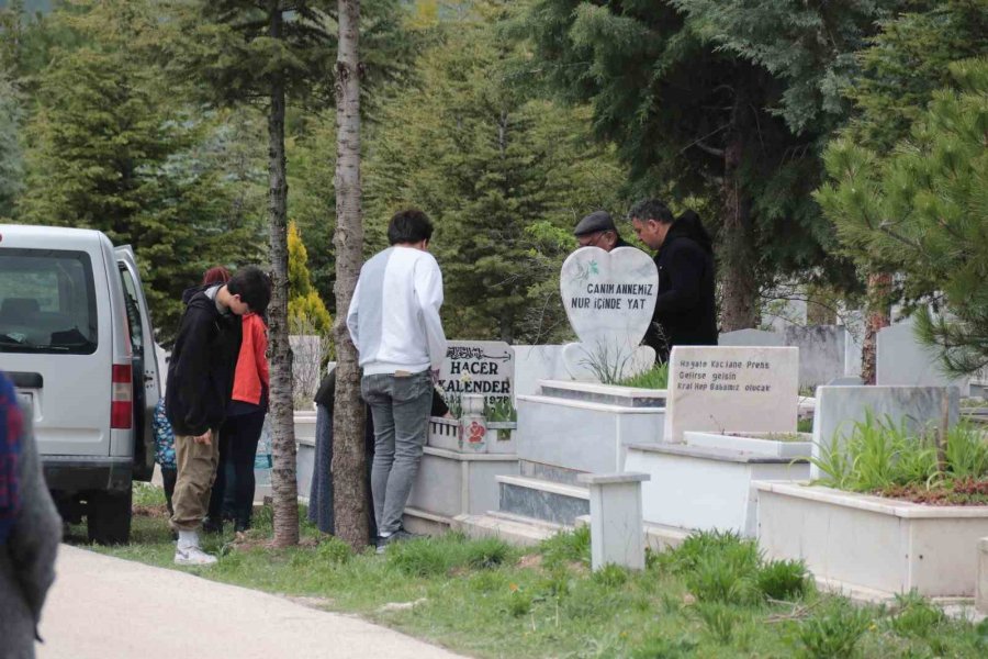 Eskişehir Asri Mezarlığı’nda Bayram Yoğunluğu