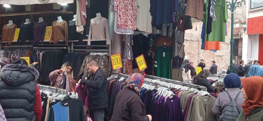 Kadın Kıyafetleri Satan Mağazalarda Alışveriş Yoğunluğu Daha Fazla