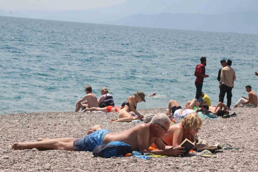 Antalya’da Dünyaca Ünlü Sahilde Bayram Yoğunluğu Yaz Aylarını Aratmadı