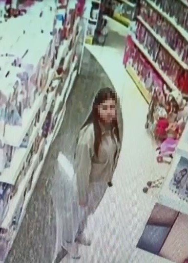 Bin 100 Lira Değerinde Oyuncak Çalan Kadın Güvenlik Kamerasına Yakalandı