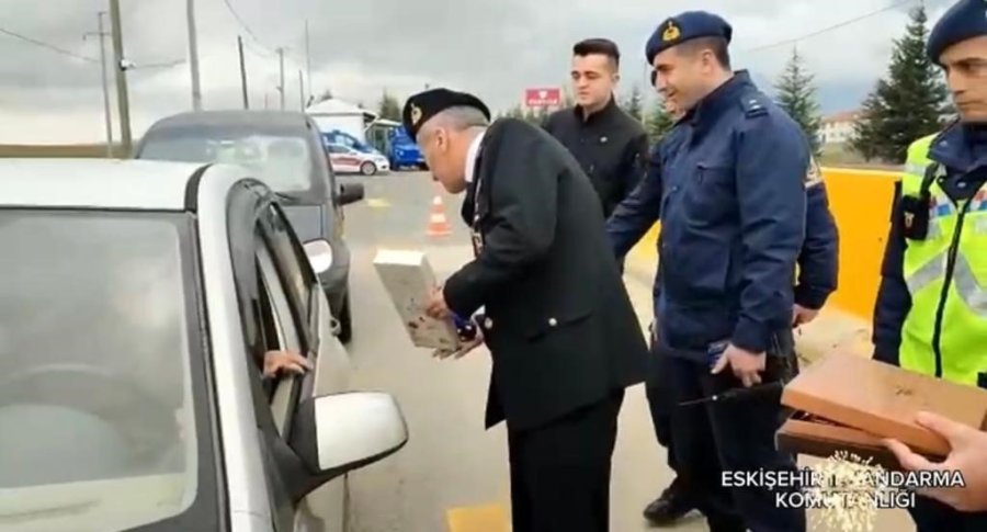 Jandarma Ekipleri Vatandaşlar İle Trafik Uygulamasında Bayramlaştı