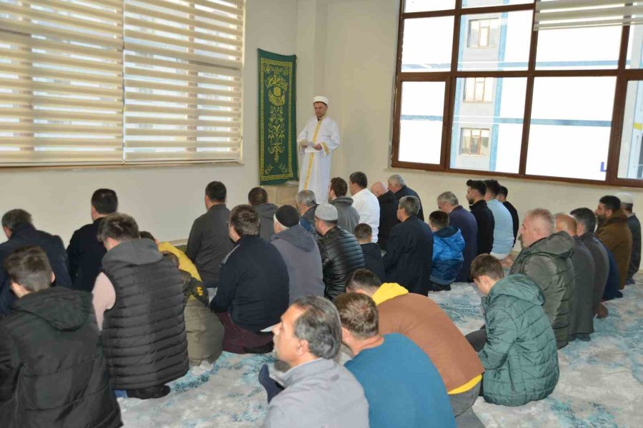 Kyk Yurdunda Kalan Depremzedeler Bayram Namazında Bir Araya Geldi