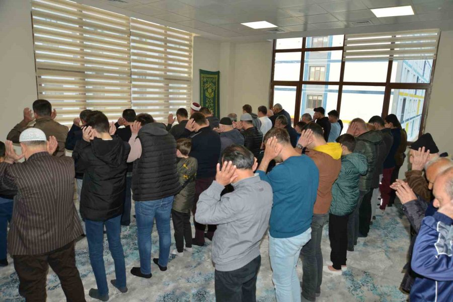 Kyk Yurdunda Kalan Depremzedeler Bayram Namazında Bir Araya Geldi