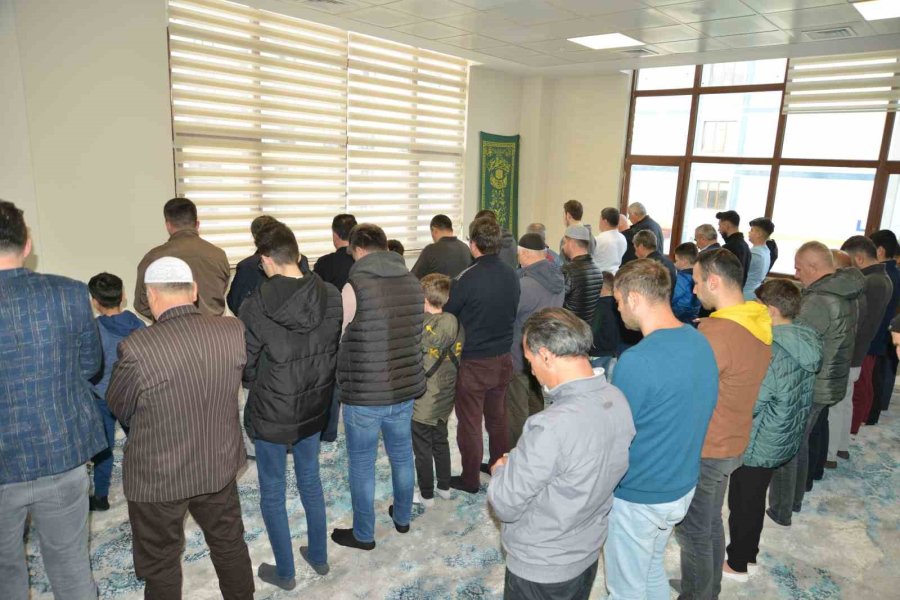 Kyk Yurdunda Kalan Depremzedeler Bayram Namazında Bir Araya Geldi