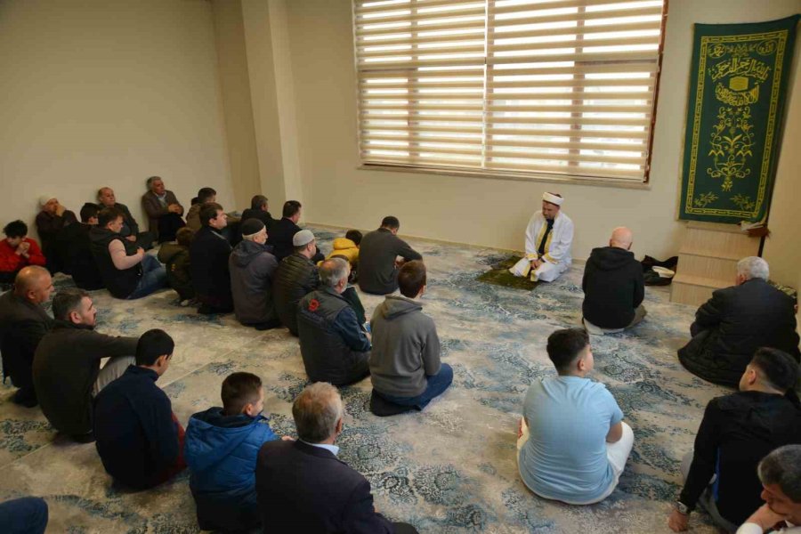 Kyk Yurdunda Kalan Depremzedeler Bayram Namazında Bir Araya Geldi