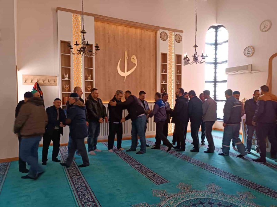 Bor İşçileri Mesai Öncesi Bayramlaştı