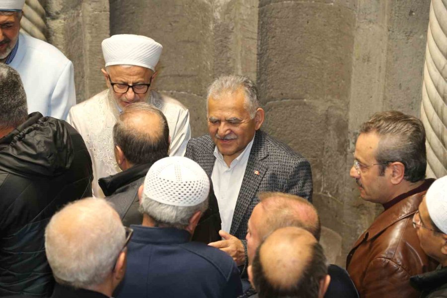 Başkan Büyükkılıç, Bayram Namazı Sonrası Vatandaşla Bayramlaştı