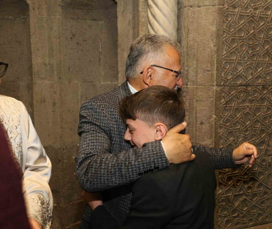 Başkan Büyükkılıç, Bayram Namazı Sonrası Vatandaşla Bayramlaştı