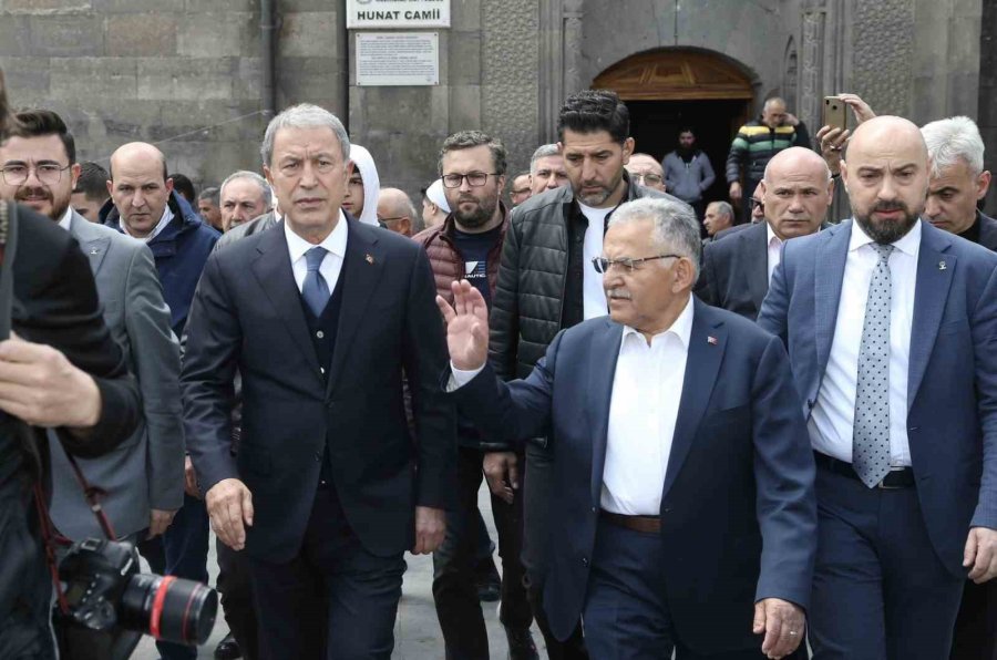 Bakan Akar İle Başkan Büyükkılıç, Bayram Sevincini Vatandaşlarla Yaşadı