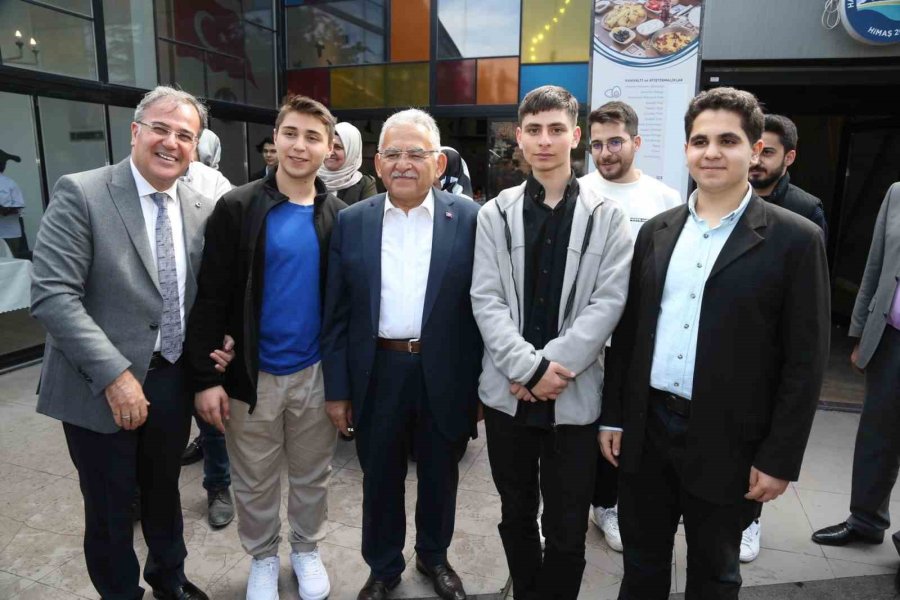 Bakan Akar İle Başkan Büyükkılıç, Bayram Sevincini Vatandaşlarla Yaşadı