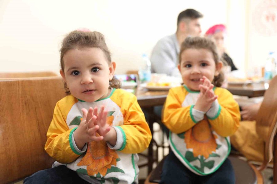 Çolakbayrakdar Çifti, Depremzede Ailelerle Bayramlaştı