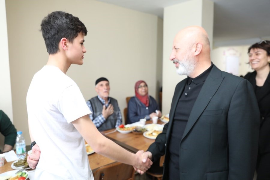 Çolakbayrakdar Çifti, Depremzede Ailelerle Bayramlaştı