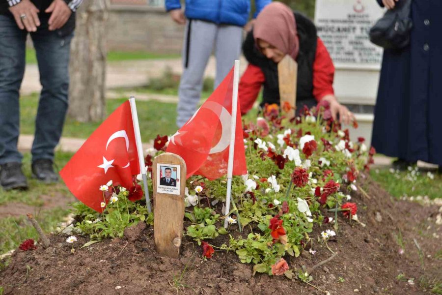 Kahramanmaraş’ta Şehit Olan Evlatlarının Mezarı Başında Bayramı Karşıladılar