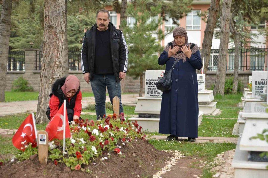 Kahramanmaraş’ta Şehit Olan Evlatlarının Mezarı Başında Bayramı Karşıladılar