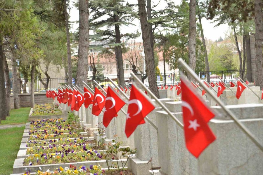 Kahramanmaraş’ta Şehit Olan Evlatlarının Mezarı Başında Bayramı Karşıladılar