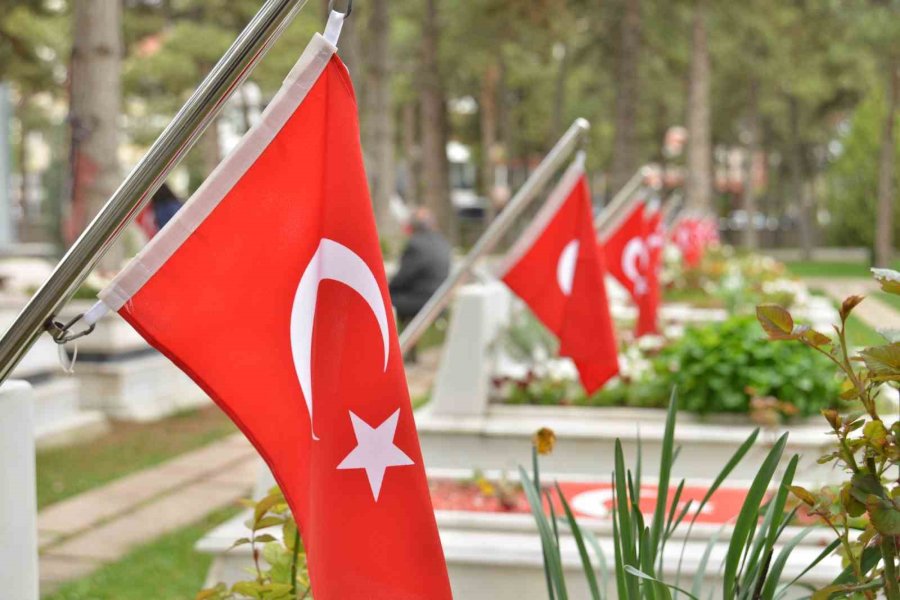 Kahramanmaraş’ta Şehit Olan Evlatlarının Mezarı Başında Bayramı Karşıladılar