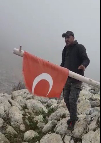 Bin 900 Rakımlı Zirvede Yıpranan Türk Bayrağını Değiştirdiler