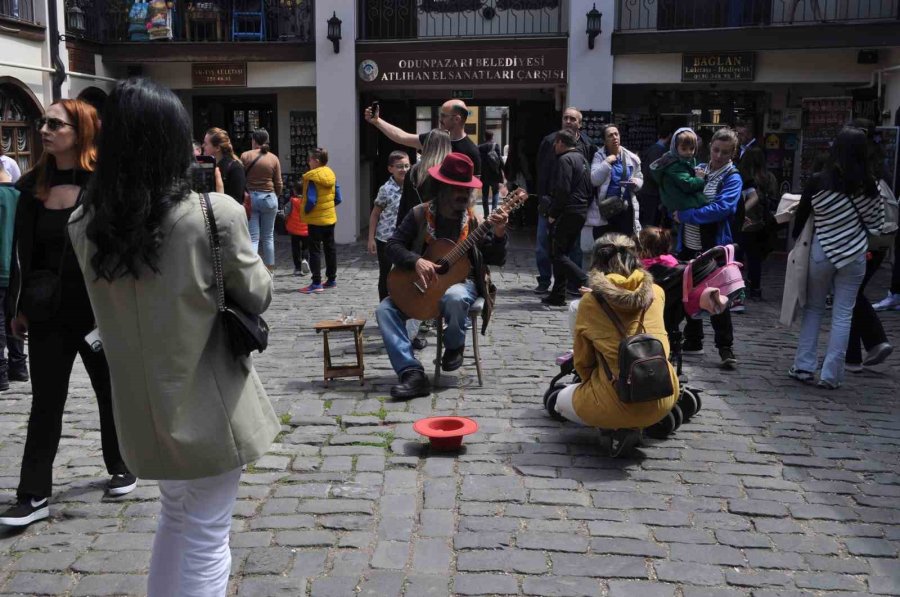 Tarihi Odunpazarı Evleri’nde Bayram Kalabalığı