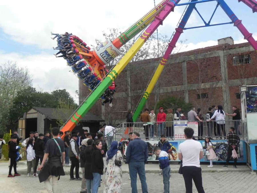 Aileler Bayramda Alışveriş Merkezi Ve Lunaparkın Yolunu Tuttu