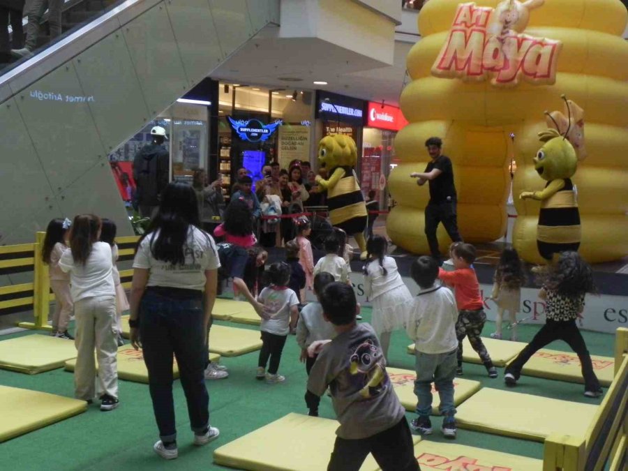 Aileler Bayramda Alışveriş Merkezi Ve Lunaparkın Yolunu Tuttu